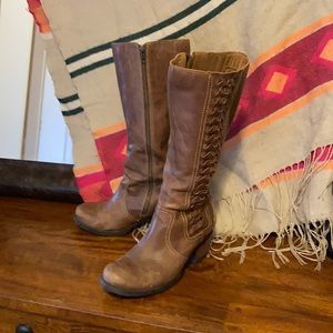 Born leather brown boots. Braided detail.